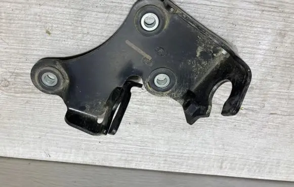 Toyota Yaris Gear shift cable bracket 