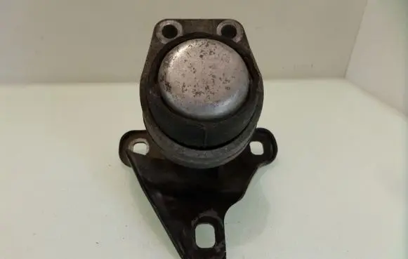 Ford Mondeo MK I Engine mount bracket