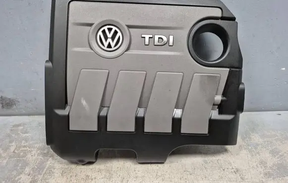 Volkswagen PASSAT B7 Engine cover (trim) 03L103925AR