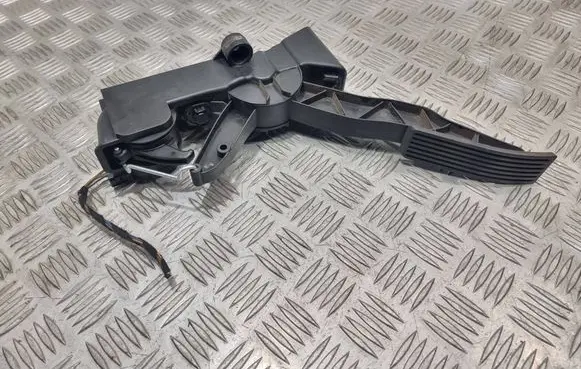 Mercedes-Benz B W245 Accelerator throttle pedal A1693000104