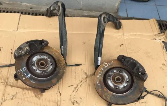 Citroen C4 Grand Picasso Front wheel hub spindle knuckle