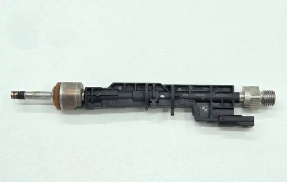 BMW M5 F90 Fuel injector 7852362 13647852362