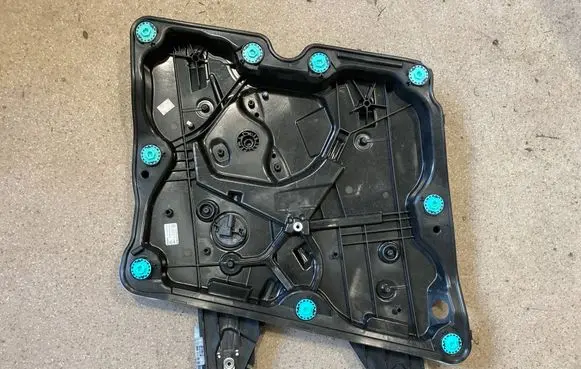 Volkswagen Golf VIII Front window lifting mechanism without motor 5H0837401E