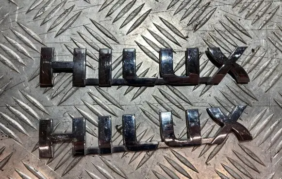 Toyota Hilux (AN10, AN20, AN30) Manufacturer badge logo/emblem 75427-0K010