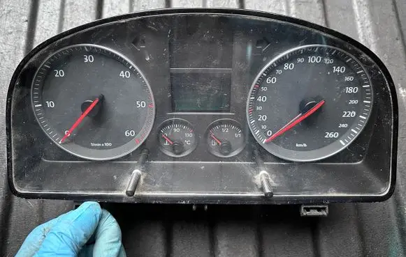 Volkswagen Touran I Speedometer (instrument cluster) A2C53023102 A2C53025660 1T0920862F