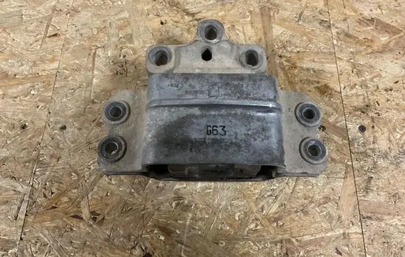 Volkswagen PASSAT B6 Engine mount bracket 3C0199555