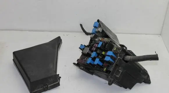 Subaru Legacy Fuse module MB502096B