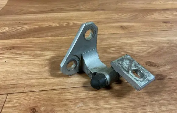 Volkswagen PASSAT B6 Front door upper hinge 3C0831401C