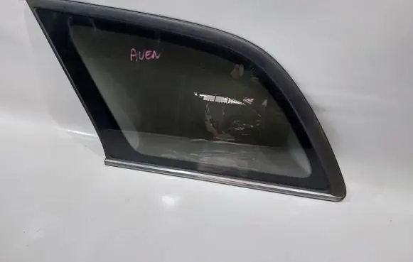 Toyota Avensis T250 Rear side window