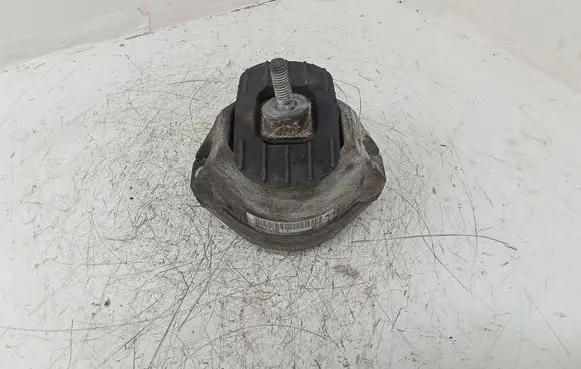 BMW 5 E60 E61 Engine mount bracket 6774620