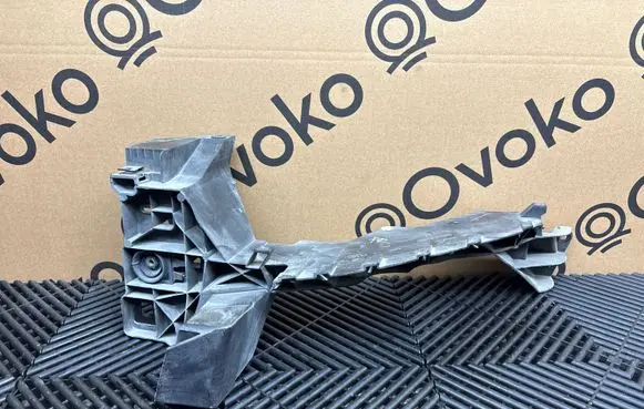 Audi Q7 4M Headlight/headlamp mounting bracket 4M0805607