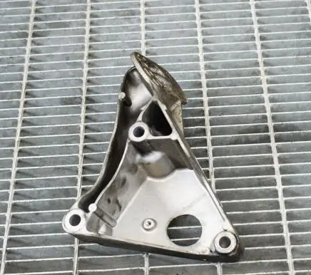 BMW 5 E60 E61 Engine mounting bracket 6777053
