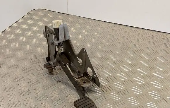 Renault Captur Brake pedal 465013423R 253206170R