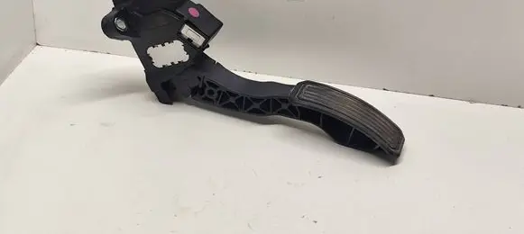 Accelerator throttle pedal