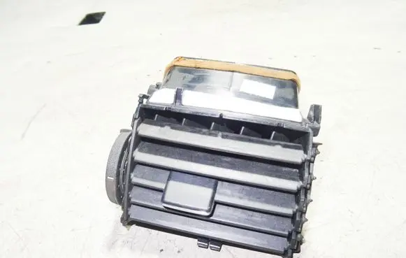 Toyota Avensis T270 Dash center air vent grill