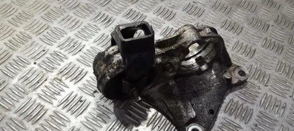 Peugeot 406 Engine mount bracket 96358003