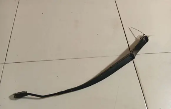 Hyundai i30 Front wiper blade arm 420011233