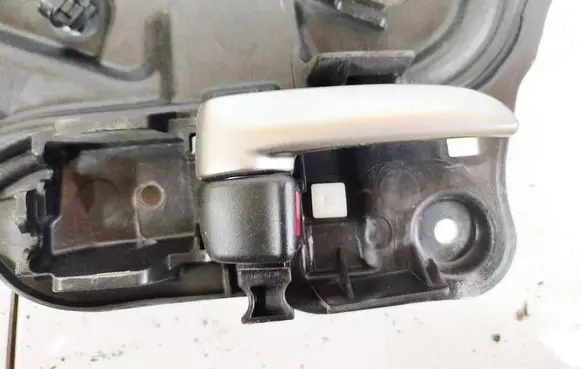 Mazda 3 I Rear door interior handle