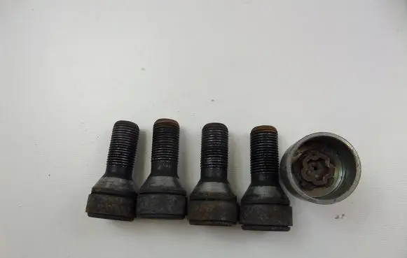 Mini One - Cooper R57 Anti-theft wheel nuts and lock 