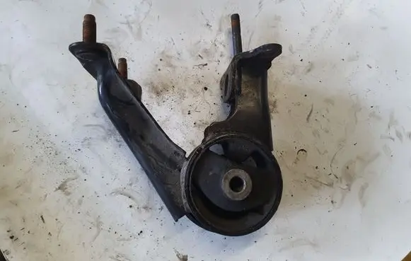 Nissan X-Trail T30 Engine mount bracket NOCODE