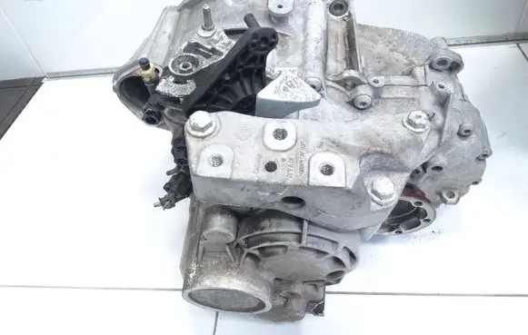 Volkswagen Caddy Manual 5 speed gearbox 020301103 UMR