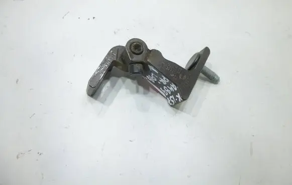 Audi A4 S4 B9 Front door lower hinge 8W0831404A A046574