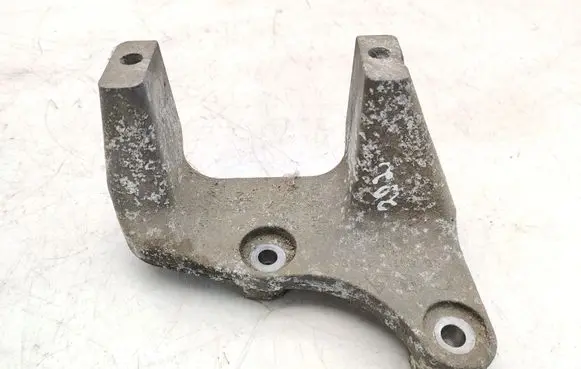 Engine mounting bracket