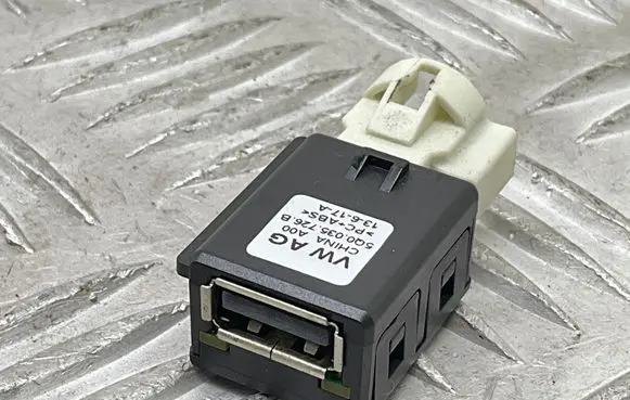 Skoda Octavia Mk3 (5E) USB socket connector 5Q0035726B