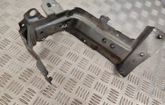 Audi Q7 4M Fender mounting bracket 4M0821131C