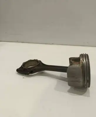 Mitsubishi Outlander Piston with connecting rod