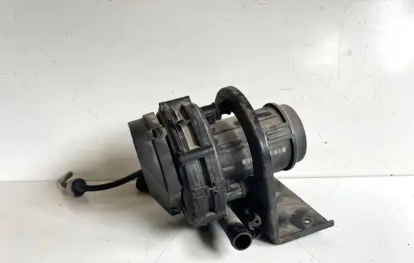 Maserati GranTurismo Secondary air pump 586155041155