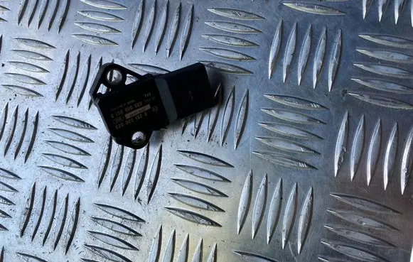 Audi A4 S4 B7 8E 8H Air pressure sensor 038906051D 0261230073