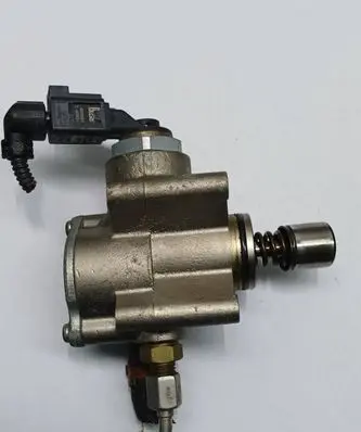 Volkswagen Golf V Fuel injection high pressure pump 03C127025R
