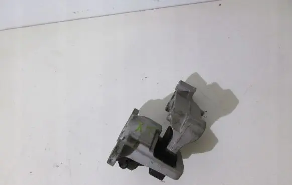 Nissan X-Trail T32 Engine mount bracket
