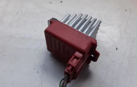 Audi A4 S4 B5 8D Heater blower fan relay 