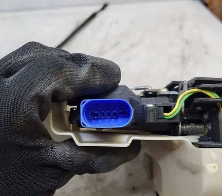 Volkswagen Golf V Front door lock