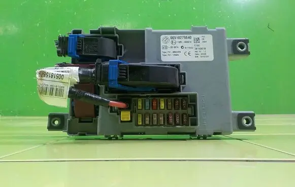 Fiat 500 Fuse box set 28143018 BEZPIECZNIKOW