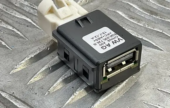 Skoda Octavia Mk3 (5E) USB socket connector 5Q0035726B