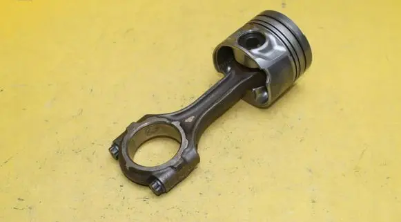 Toyota Avensis T250 Piston with connecting rod