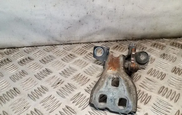 Jeep Grand Cherokee (WK) Front door lower hinge 