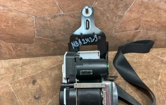 Mercedes-Benz E C207 W207 Front seatbelt 620020300