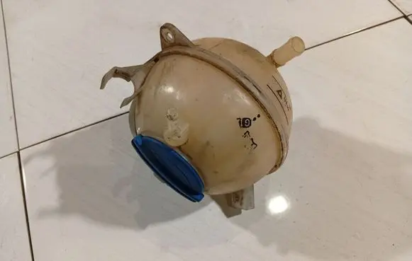 Volkswagen Jetta V Coolant expansion tank/reservoir 1K012140A