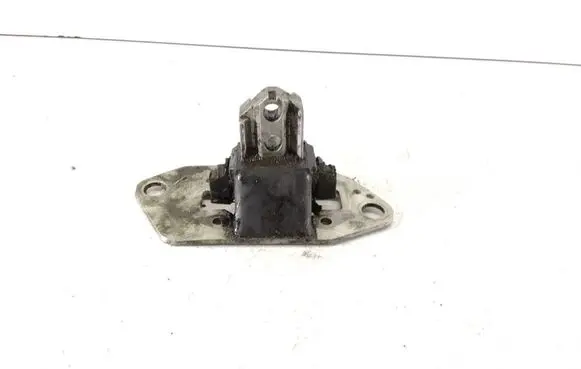 Volvo V70 Engine mount bracket