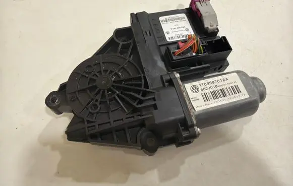 Skoda Octavia Mk2 (1Z) Front door window regulator motor 1T0959701AA