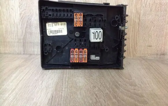 Volkswagen Golf V Fuse module 1K0937125