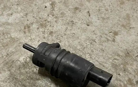 BMW X3 E83 Windscreen/windshield washer pump 8362154
