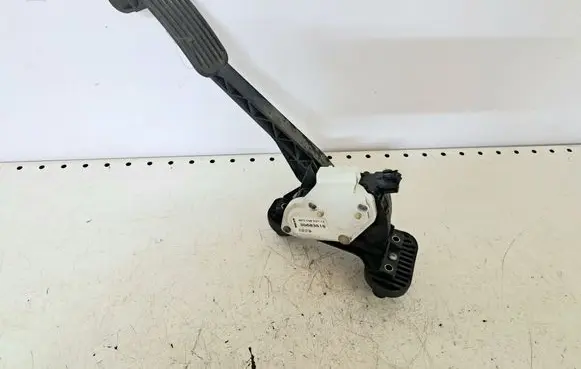 Volvo S60 Accelerator throttle pedal 30683516