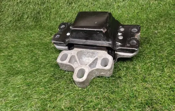 Volkswagen PASSAT CC Engine mount bracket 3C0199555AA