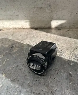 Volkswagen PASSAT B6 Ignition lock 3C0905843R