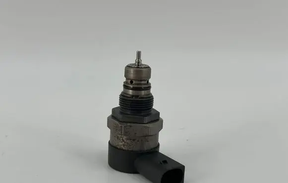 BMW 3 E90 E91 Fuel pressure regulator 7805734 13537805734 0281002738
